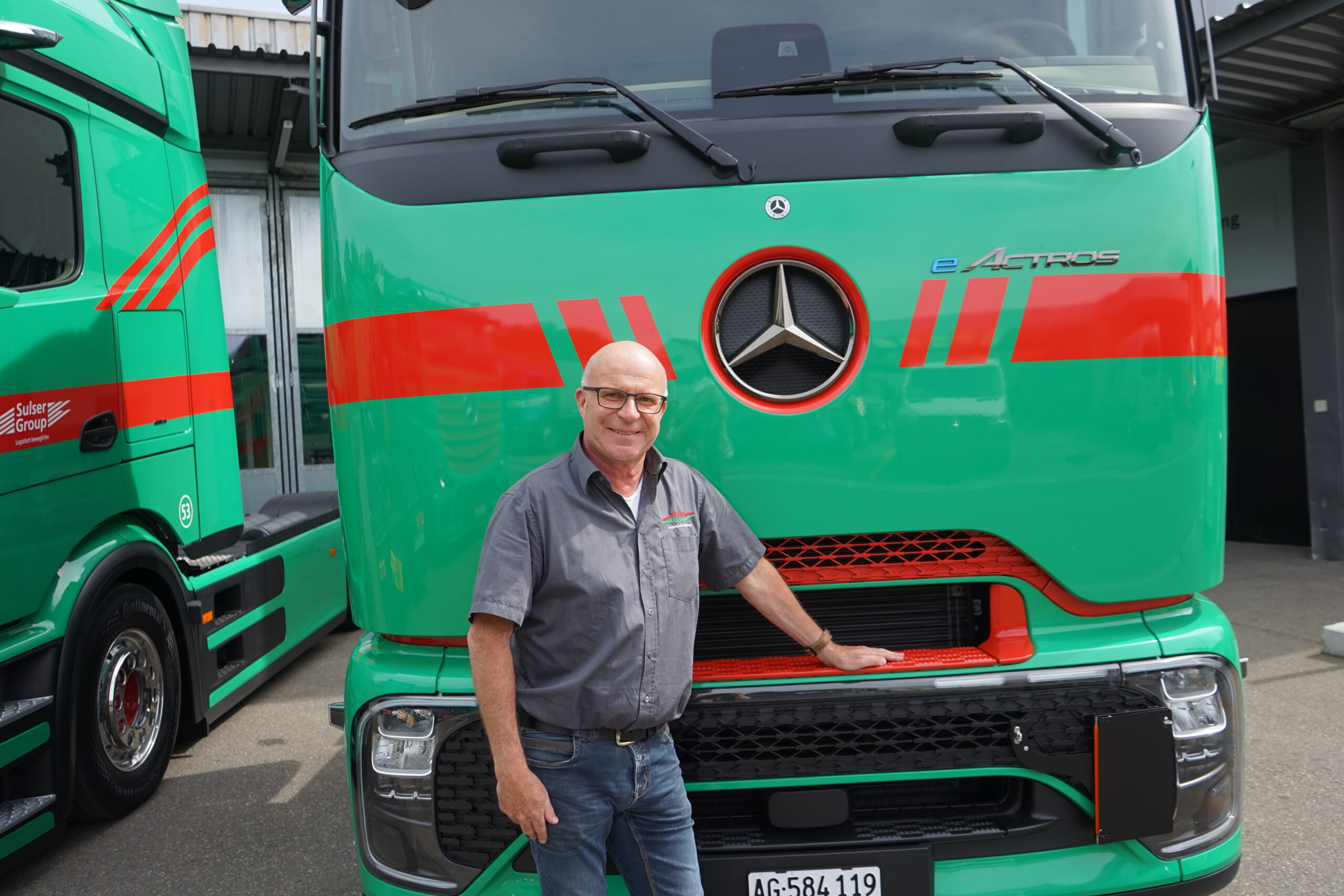 Roland Aemmer, Geschäftsführer Sulser Transport AG, vor einem Mercedes-Benz Lastwagen